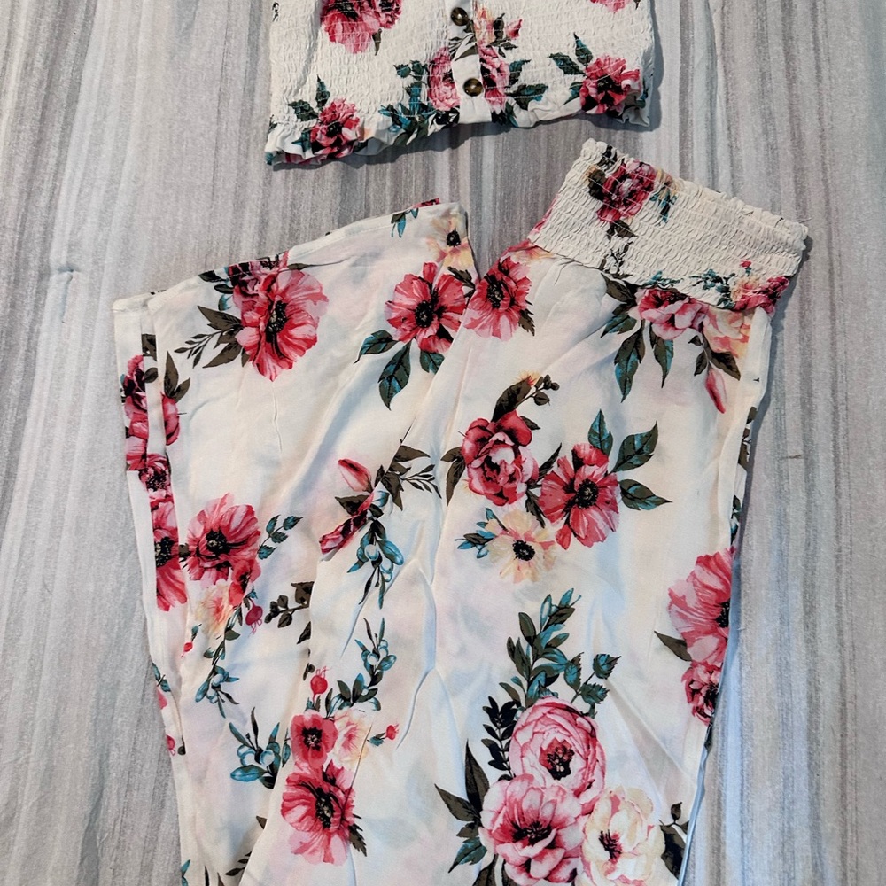 Almost Famous Floral Two-Piece Set with Red and Green Accents 🌺🌼🍃